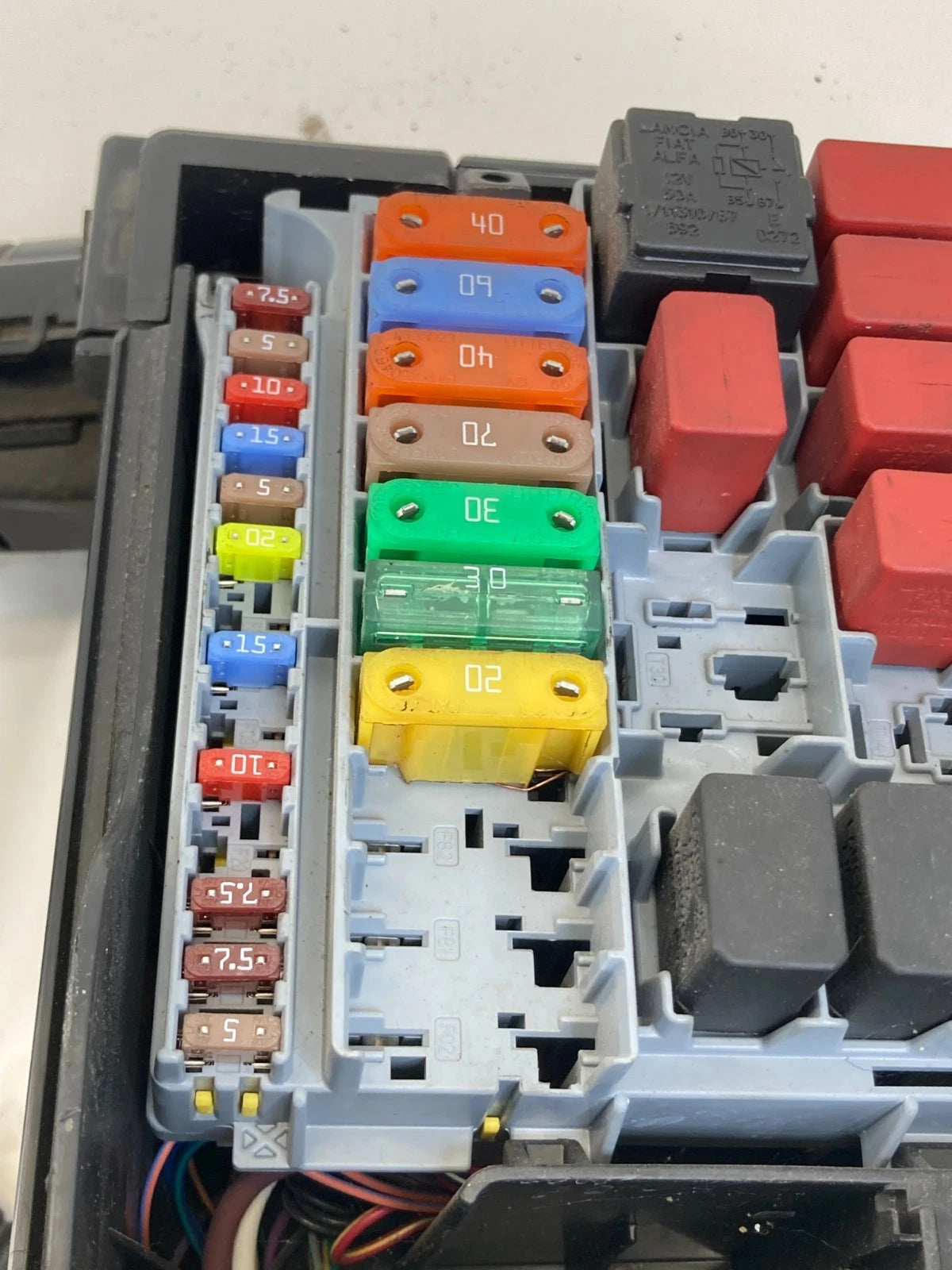 2012-2017 Fiat 500 A/T Engine Fuse Relay Box Fusebox Compartment w/ Terminal OEM