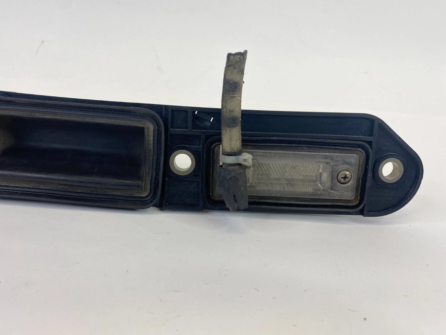 2005-2010 VOLKSWAGEN JETTA REAR LICENSE PLATE LIGHT LAMP OPENER HANDLE COVER OEM