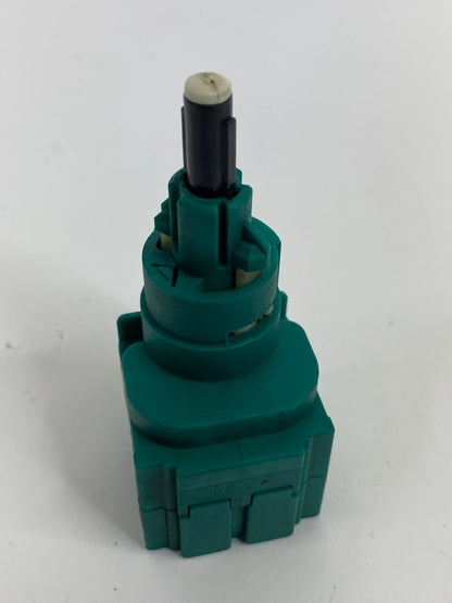 1998-2001 VOLKSWAGEN NEW BEETLE BRAKE LIGHT STOP SWITCH 1C0945511A OEM