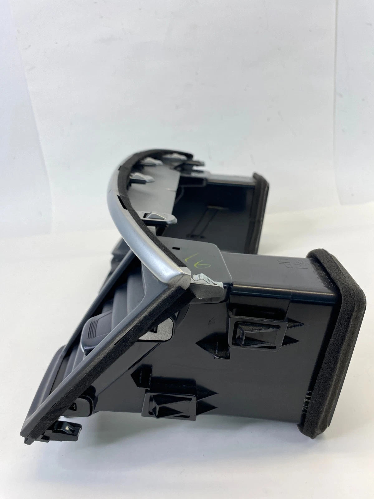 2013-2020 13-20 NISSAN PATHFINDER CENTER DASH RADIO BEZEL TRIM W/ AIR VENTS OEM
