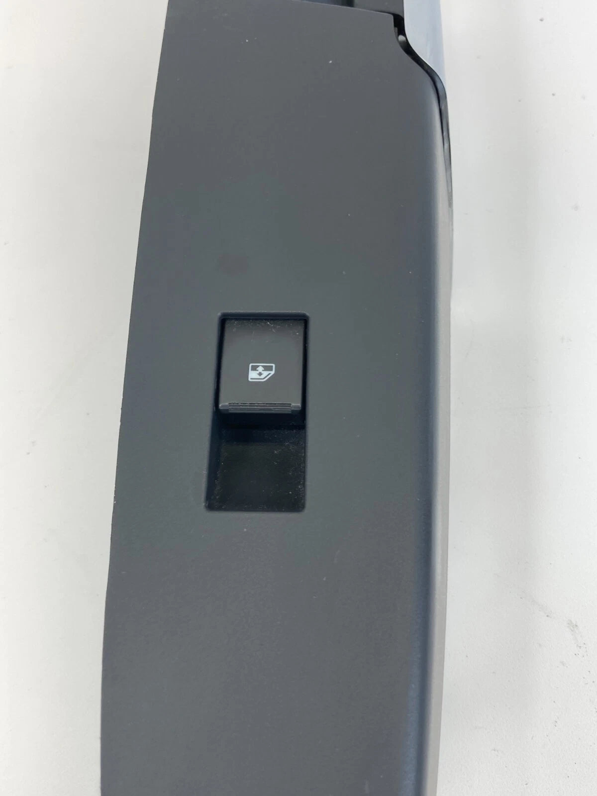 2008-2010 SATURN VUE REAR RIGHT DOOR WINDOW SWITCH BEZEL HANDLE TRIM OEM