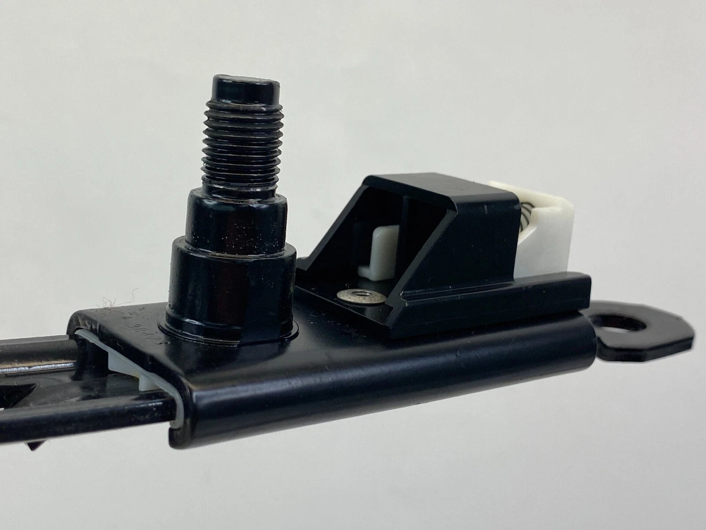 2006-2010 HYUNDAI SONATA SEDAN FRONT RIGHT SIDE SEAT BELT HEIGHT ADJUSTER OEM