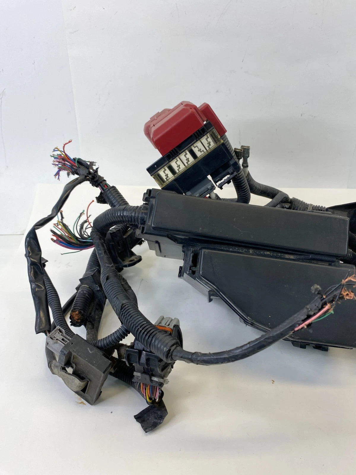 2013-2015 NISSAN ALTIMA 2.5L ENGINE COMPARTMENT FUSE BOX W/ BATTERY TERMINAL OEM