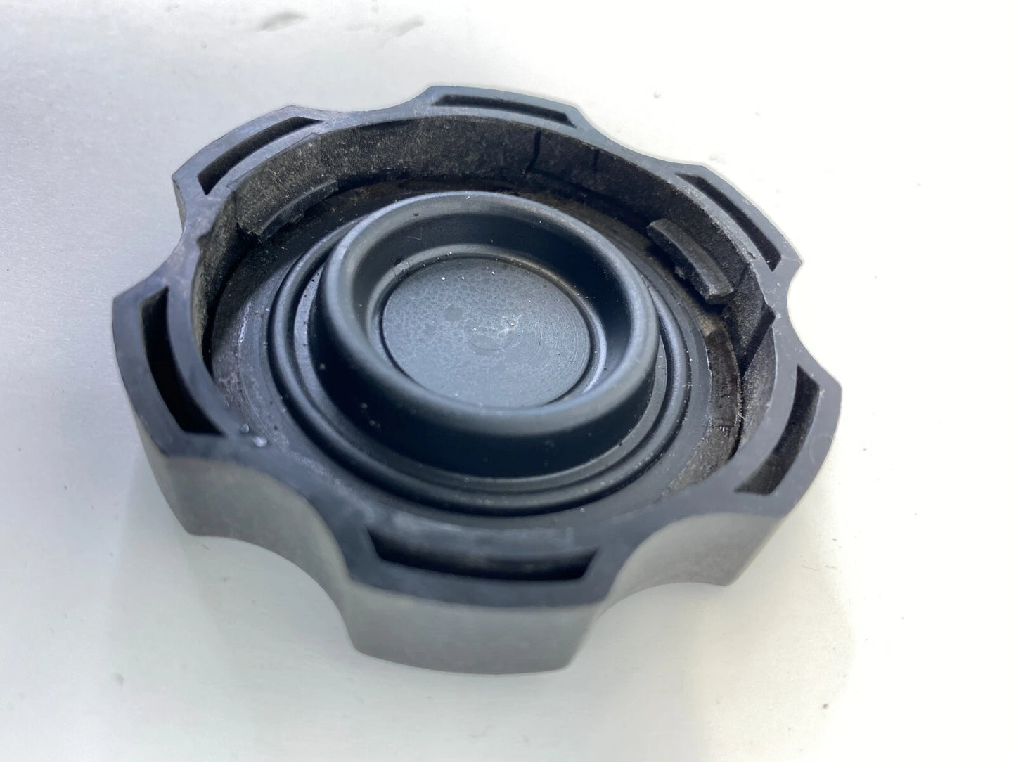 2013-2018 HYUNDAI SANTA FE SPORT BRAKE FLUID MASTER CYLINDER CAP RESERVOIR OEM