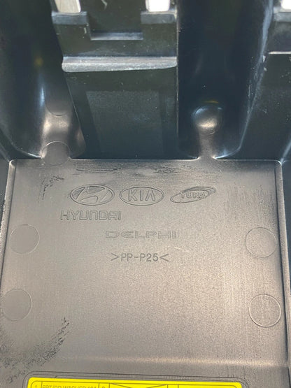 2007 2008 HYUNDAI ENTOURAGE ENGINE FUSE RELAY BOX UPPER COVER JUNCTION BLOCK OEM
