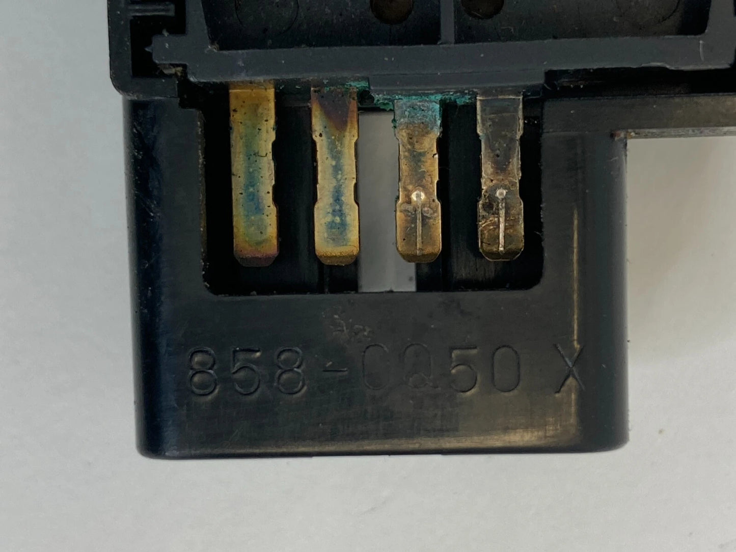 2006-2013 TOYOTA HIGHLANDER FUEL FILLER GAS OPENER DOOR CONTROL SWITCH 15A492