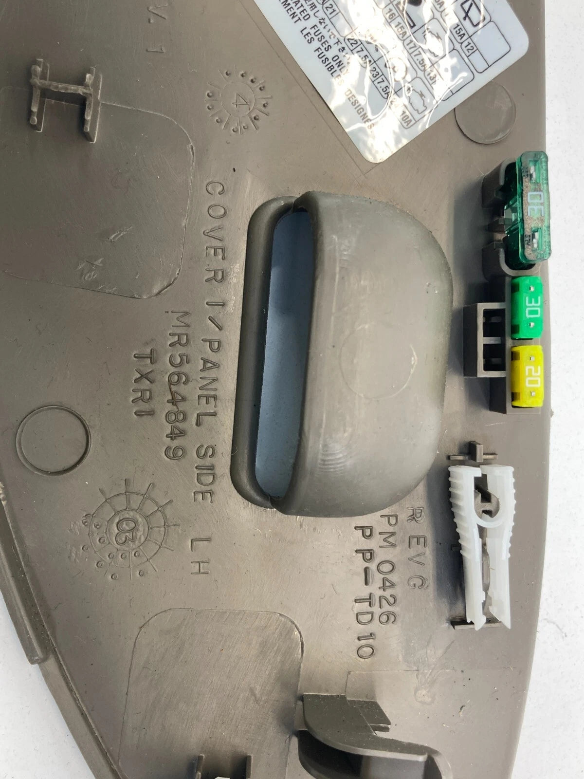 2006 2007 MITSUBISHI ENDEAVOR DASH LEFT END COVER ACCESS FUSE BOX LID MR564849