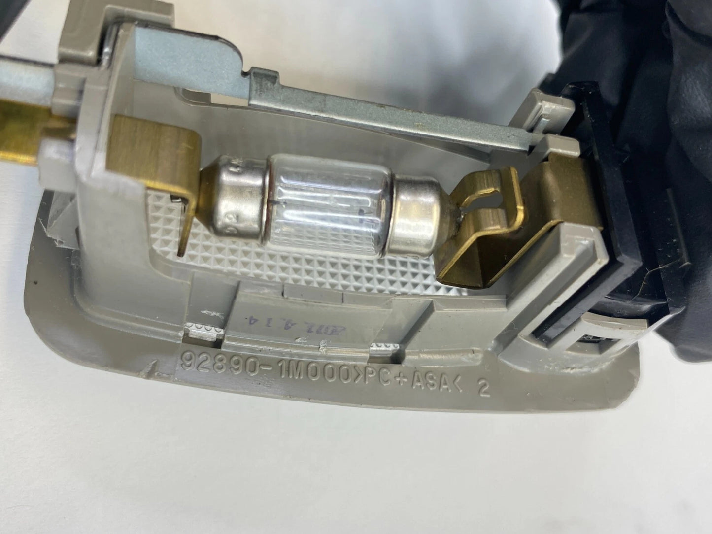 2011-2013 KIA FORTE ROOF FRONT RIGHT SIDE SUNVISOR VANITY LIGHT LAMP 92890-1M000