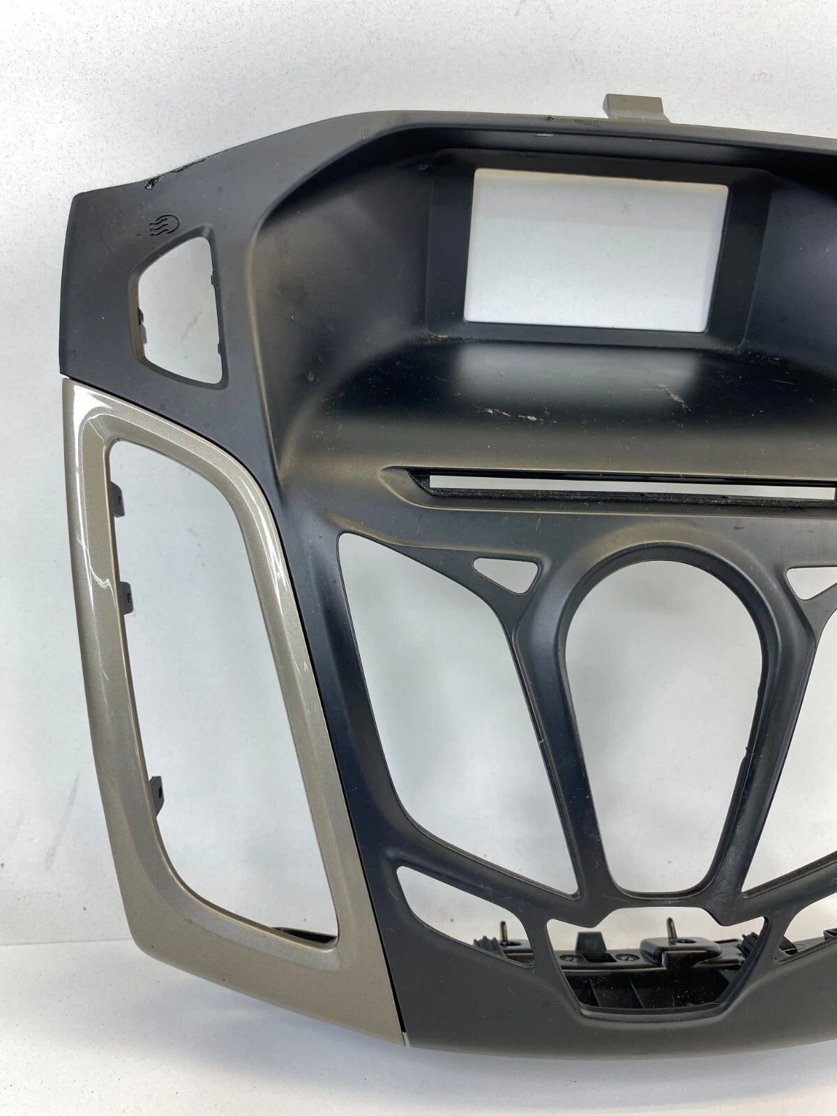 12-14 FORD FOCUS SEDAN DASH CENTER RADIO COVER BEZEL COVER TRIM CM51-18835-JAW