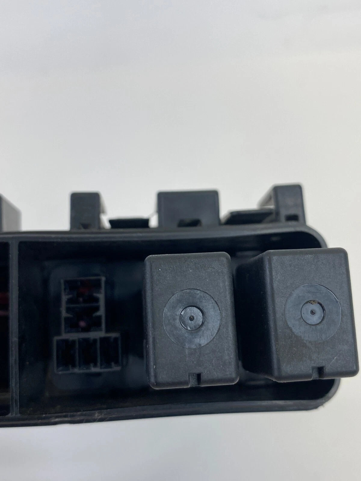2010 2011 2012 MAZDA CX-7 CX7 UNDER HOOD RIGHT PASSENGER SIDE FUSE RELAY BOX OEM