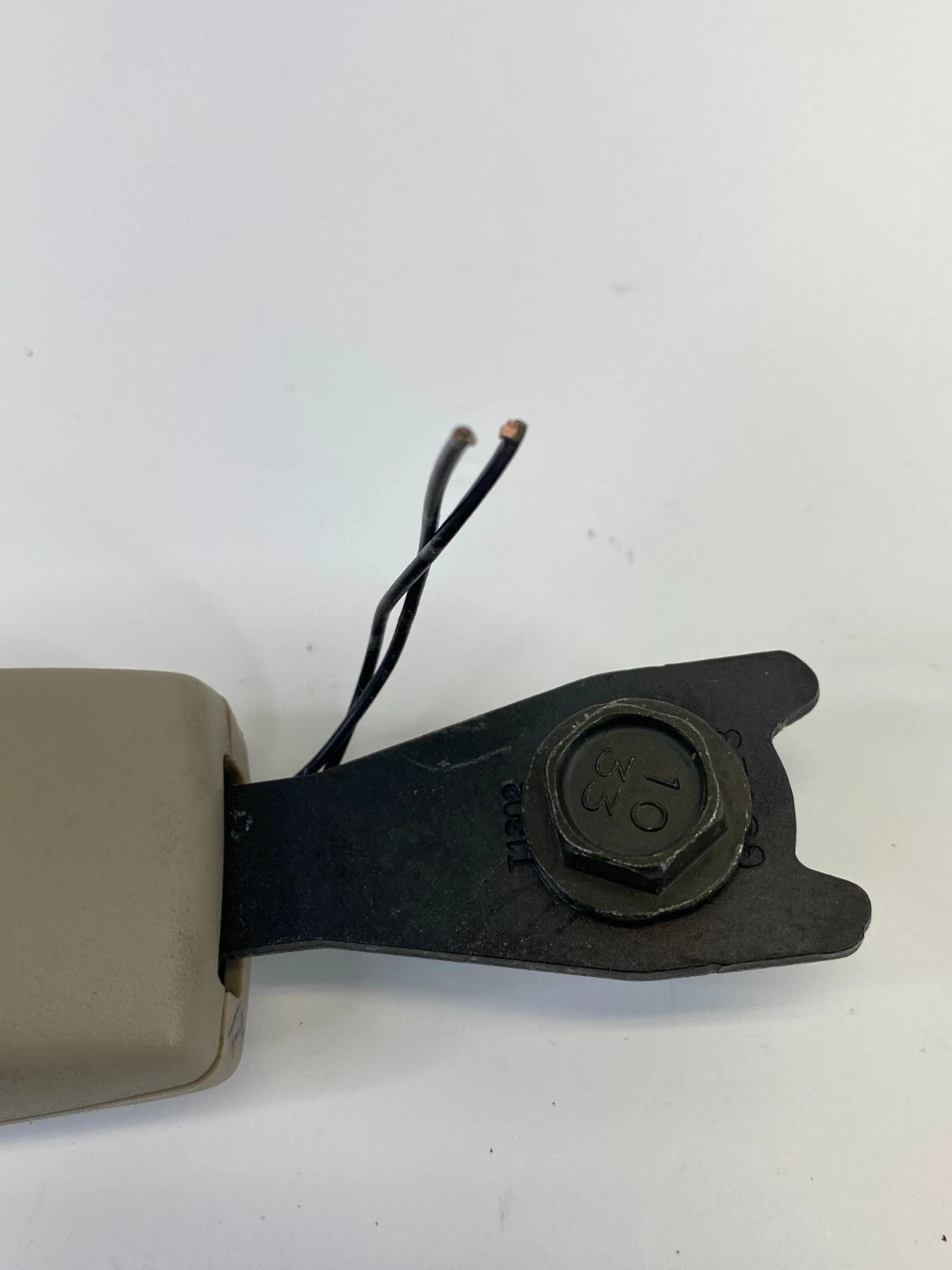 2000 2001 MAZDA MPV FRONT LEFT DRIVER SIDE SEAT BELT BUCKLE RECIVER ASSY OEM