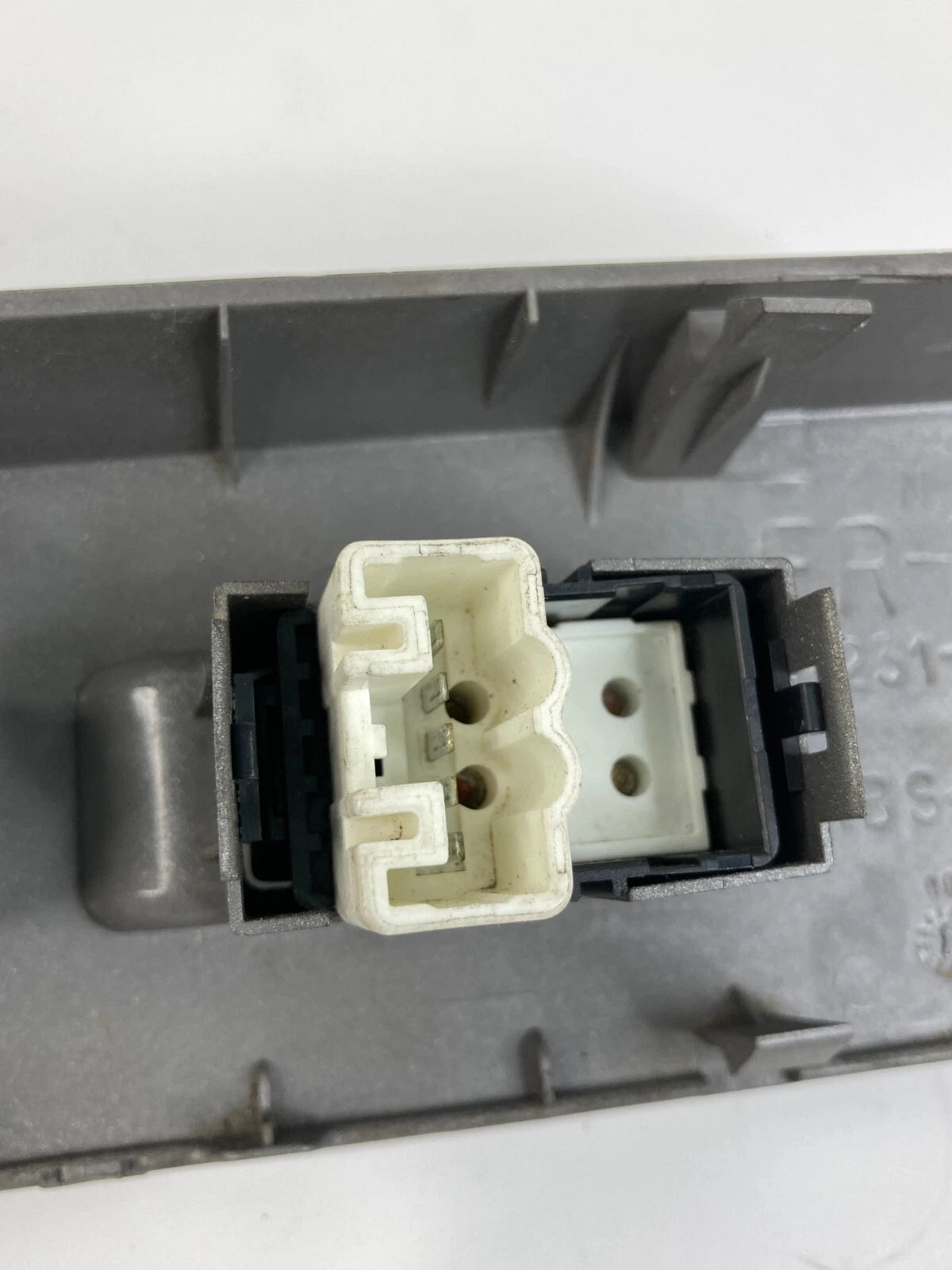 04-09 TOYOTA PRIUS FRONT RIGHT DOOR WINDOW CONTROL SWITCH BEZEL OEM 74231-47090