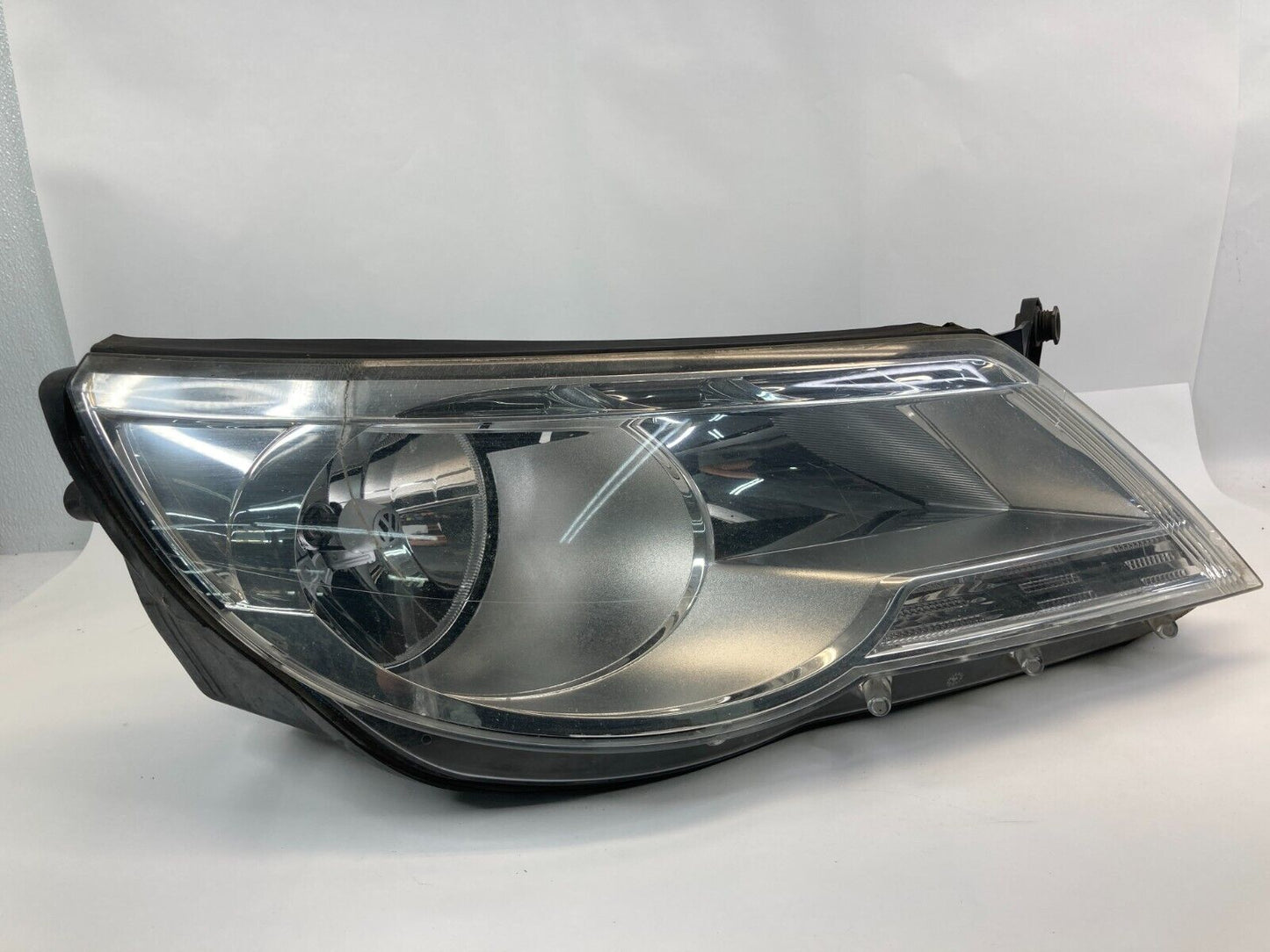 09-11 Volkswagen Tiguan Front Right Headlight Headlamp Halogen 5N1-941-032-AC