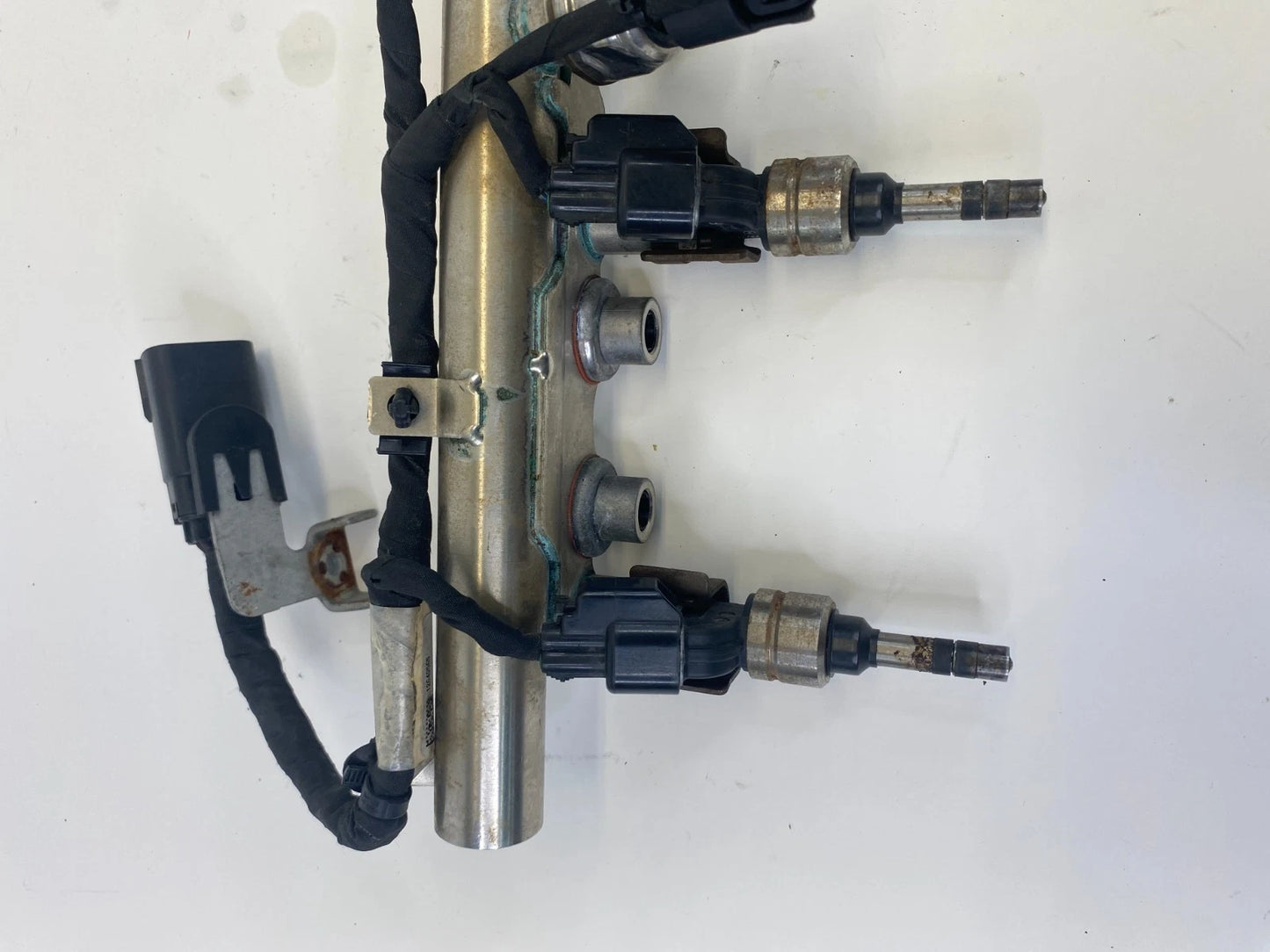 10-17 Chevy Equinox Fuel Injection Rail 2.4L L4 Engine W/Injectors Assy 12608366