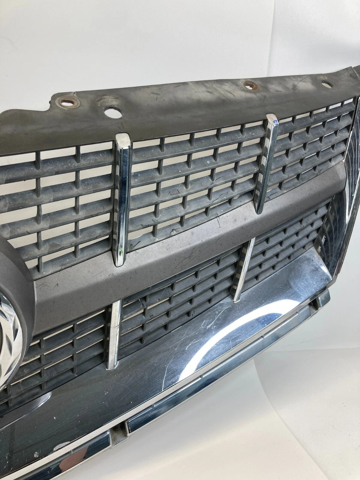 2008-2011 CADILLAC CTS FRONT UPPER CENTER BUMPER GRILL GRILLE W/ EMBLEM 25778322