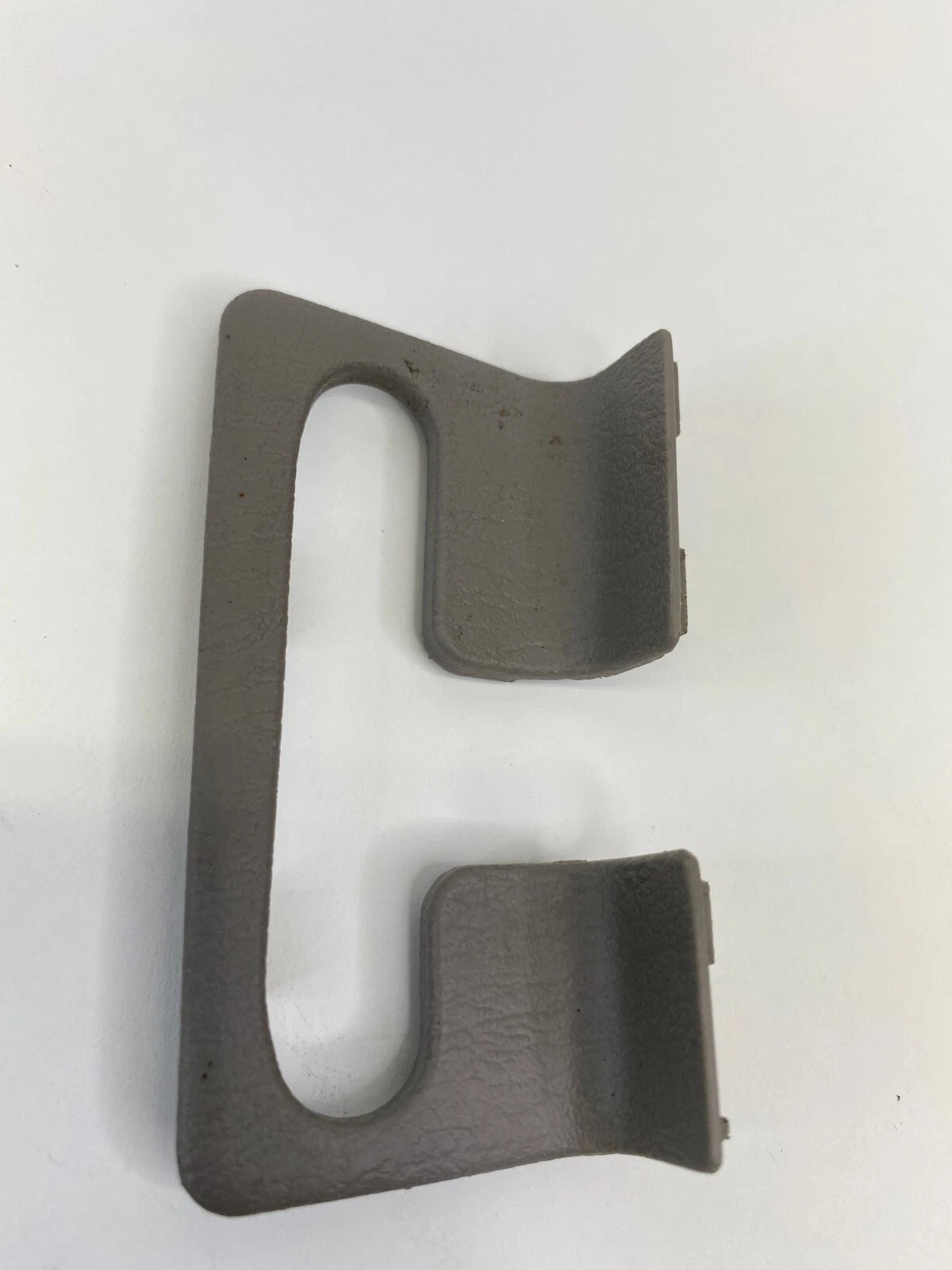 2001-2005 TOYOTA SEQUOIA FRONT RIGHT SEAT CUSHION BUCKLE COVER 72992-0C020 OEM