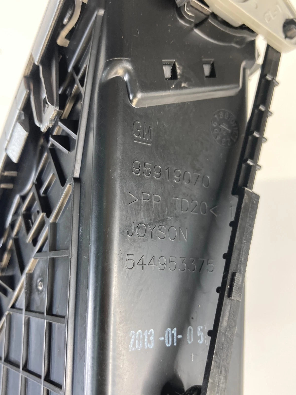 11-16 CHEVROLET CRUZE CENTER DASH RADIO SURROUND BEZEL AIR VENT TRIM PANEL OEM