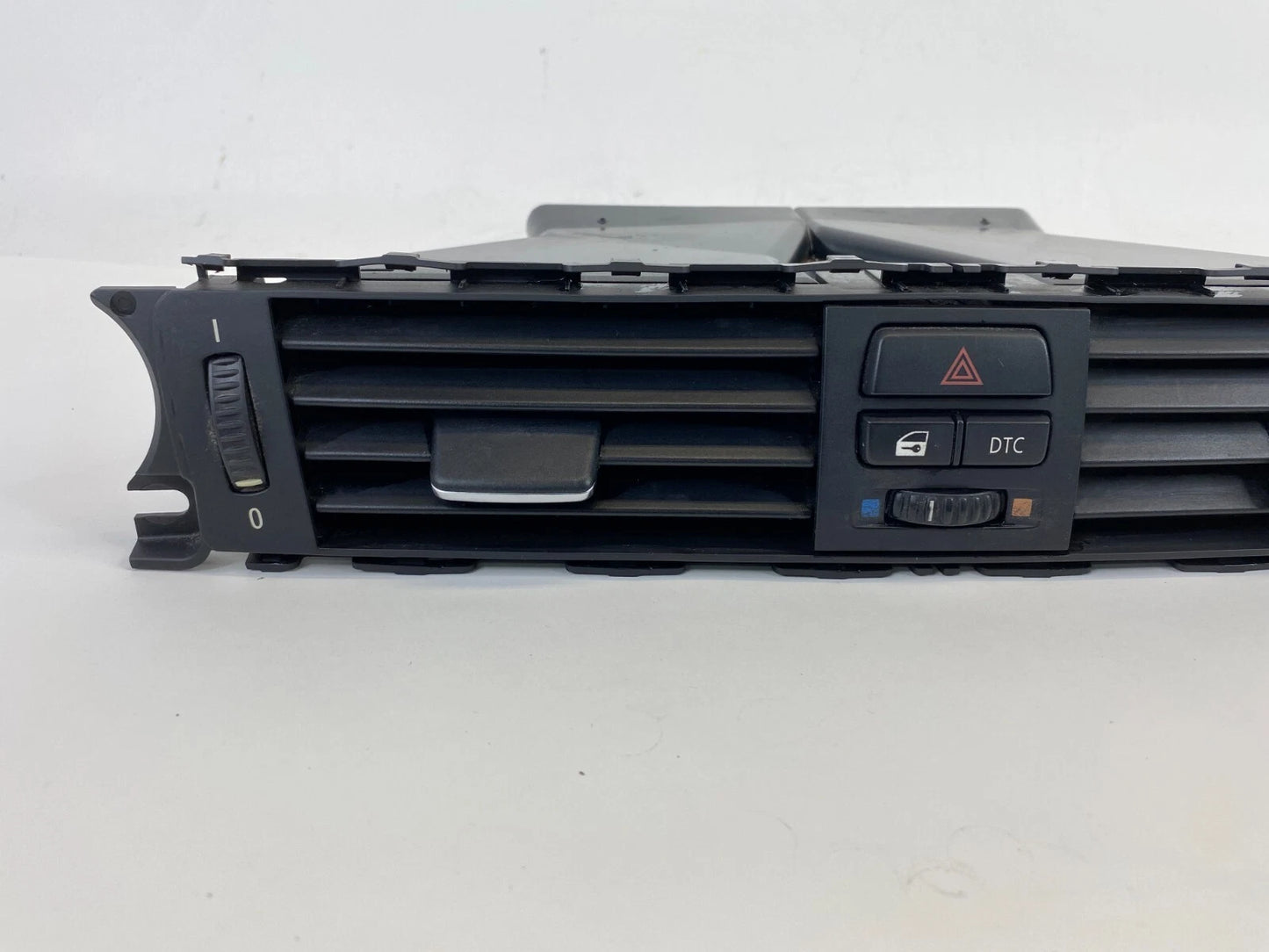 2006 BMW 330XI DASH CENTER DUCT AC AIR VENT GRILLE W/ HAZARD SWITCH 64229130458