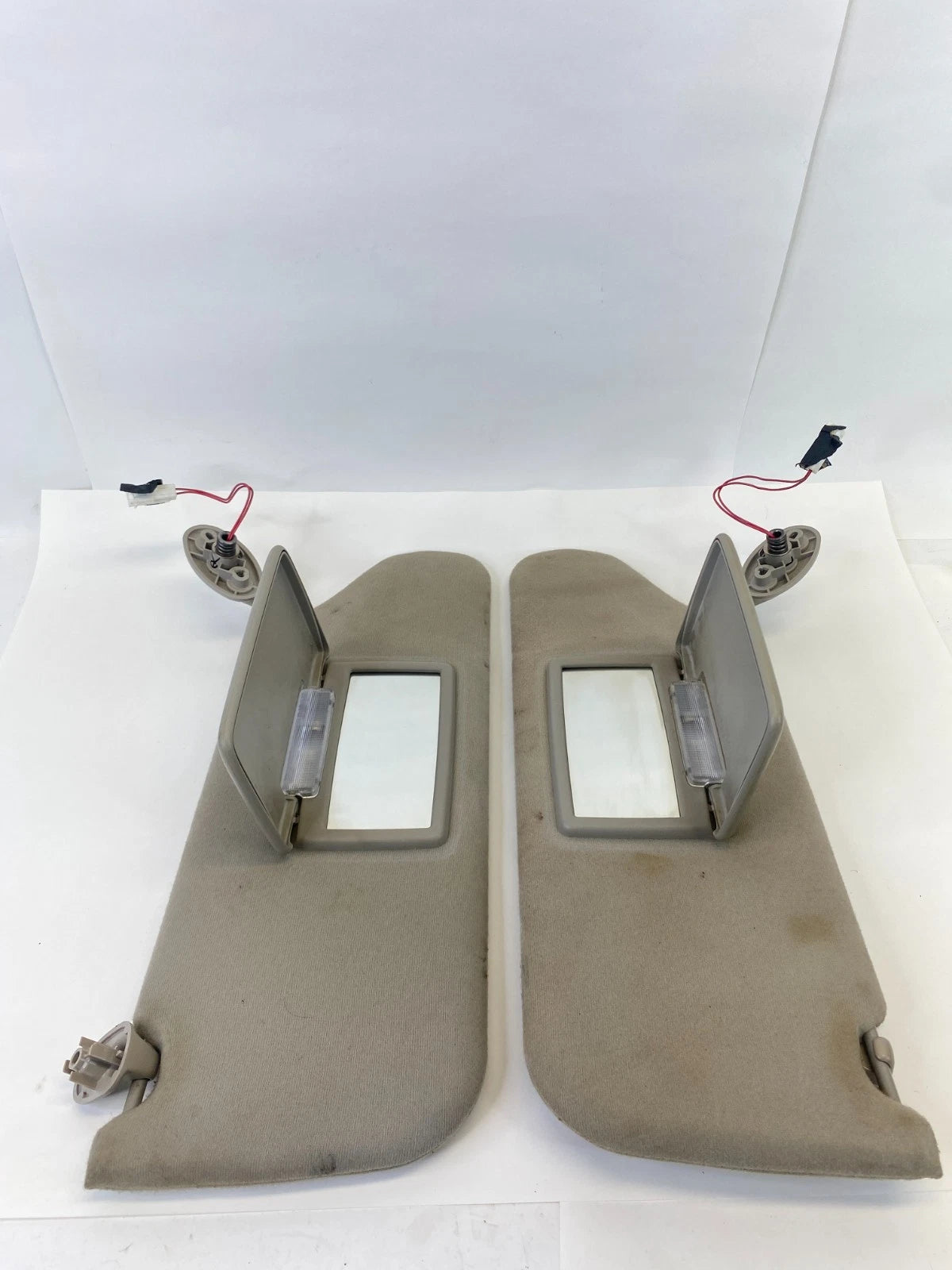 2005-2007 JEEP LIBERTY SUN VISOR PAIR SET DRIVER PASSENGER BEIGE W/ LIGHT OEM