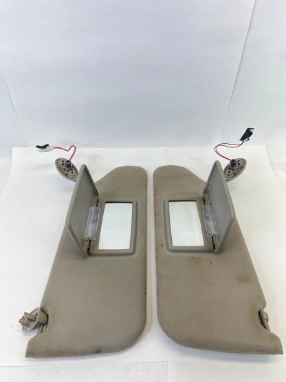 2005-2007 JEEP LIBERTY SUN VISOR PAIR SET DRIVER PASSENGER BEIGE W/ LIGHT OEM
