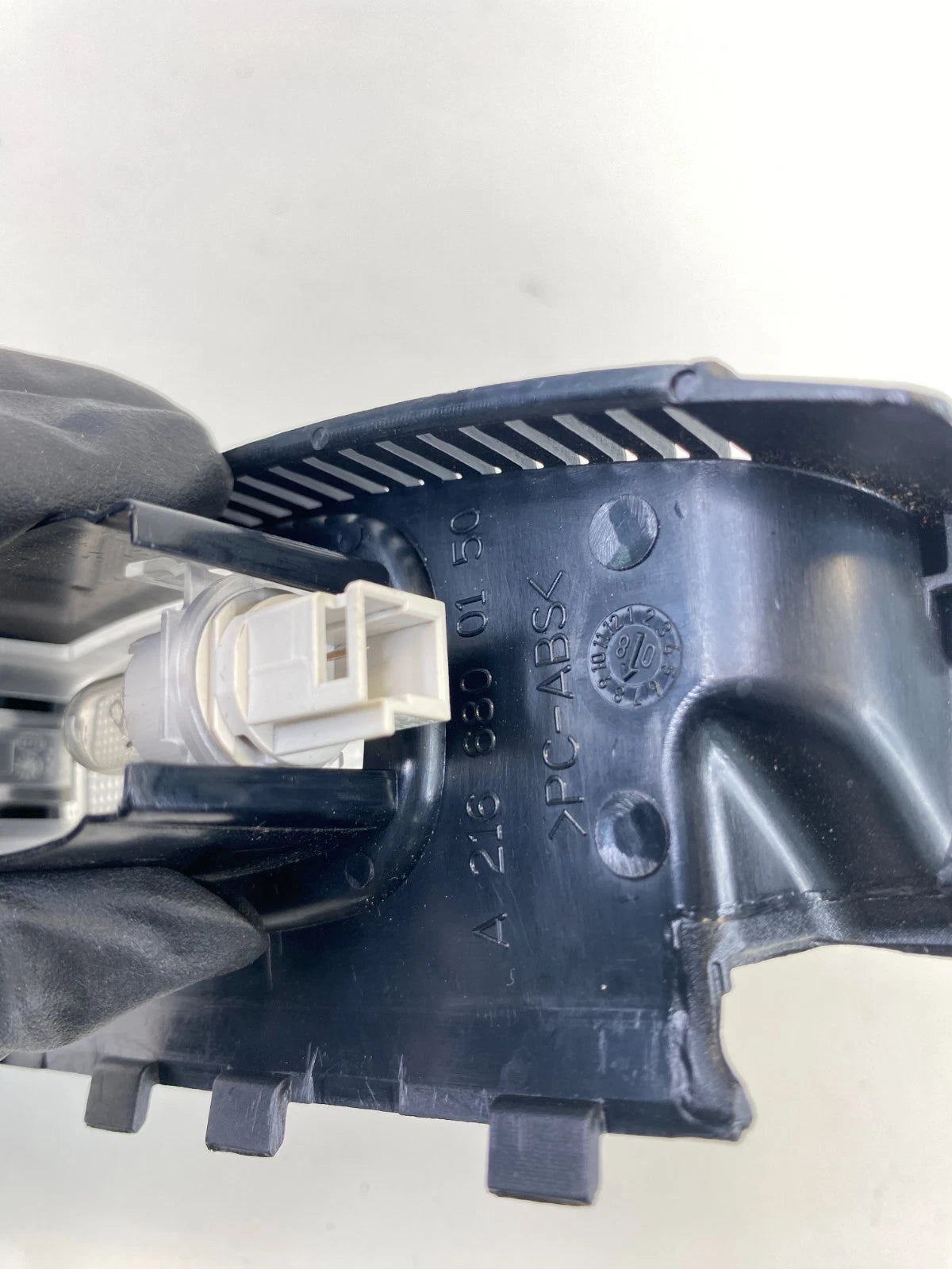 2007-2011 MERCEDES-BENZ CLS550 CENTER CONSOLE ARMREST STORAGE LIGHT LAMP OEM