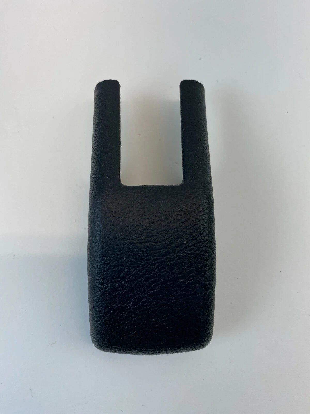 2004-2006 KIA AMANTI FRONT RIGHT SIDE SEAT RAIL TRACK END COVER 88561 3F000 OEM