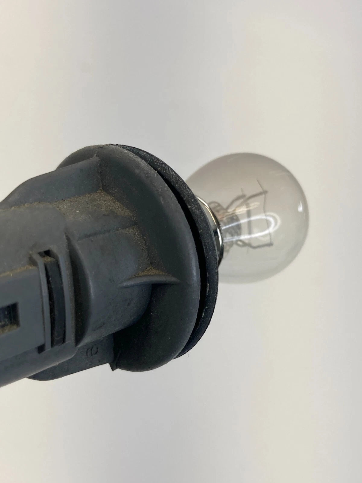 2000 2001 MAZDA MPV FRONT RIGHT HEADLIGHT TURN SIGNAL LAMP BULB SOCKET PIGTAIL