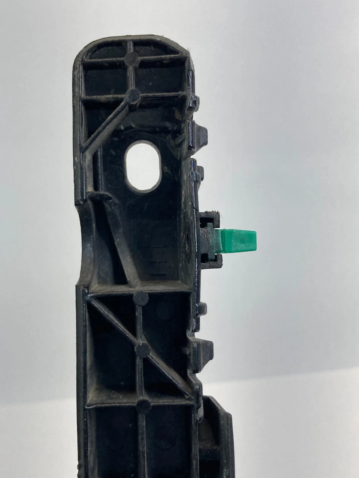 2015 -2017 HYUNDAI SONATA FRONT LEFT DRIVER BUMPER BRACKET MOUNT RETAINER OEM