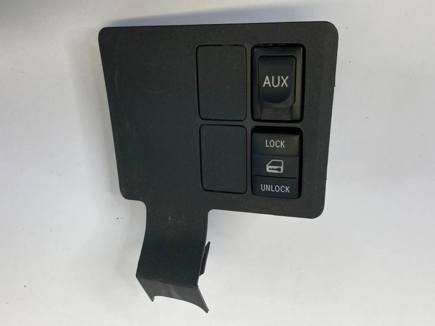 2007-2011 TOYOTA YARIS HATCHBACK CONSOLE DOOR LOCK SWITCH & AUX CONNECTOR PANEL