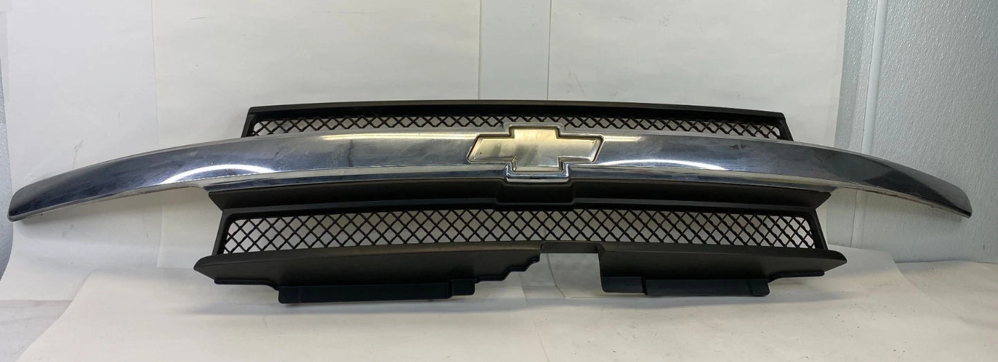 2002-2008 CHEVROLET TRAILBLAZER FRONT GRILLE W/ EMBLEM CHROME 10358107 OEM