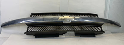 2002-2008 CHEVROLET TRAILBLAZER FRONT GRILLE W/ EMBLEM CHROME 10358107 OEM