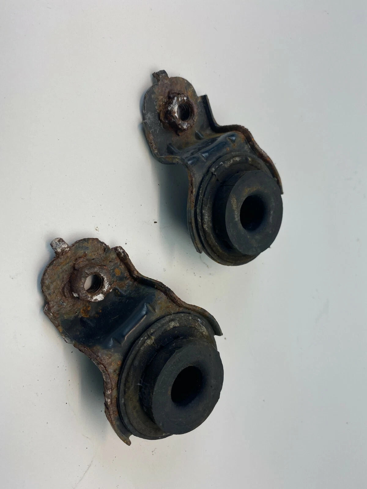 2004-2006 KIA AMANTI FRONT RADIATOR UPPER MOUNT SUPPORT BRACKET PAIR SET OEM