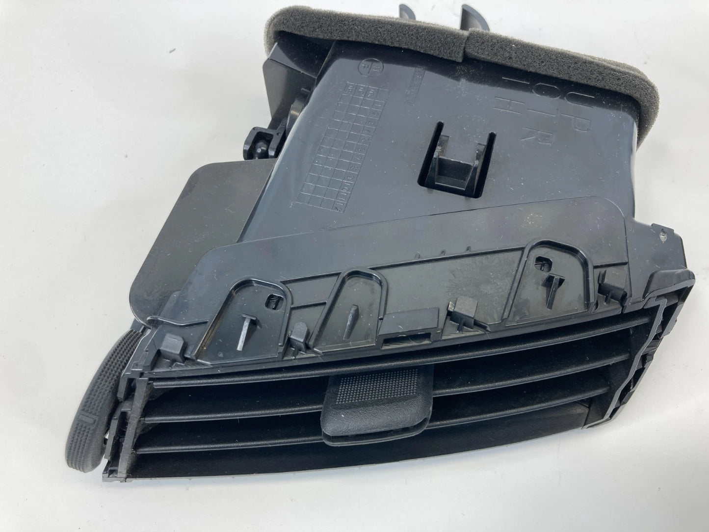2007 2008 INFINITI G35 DASH AIR VENT GRILLES PAIR CENTER OEM FACTORY 68750-JK00A
