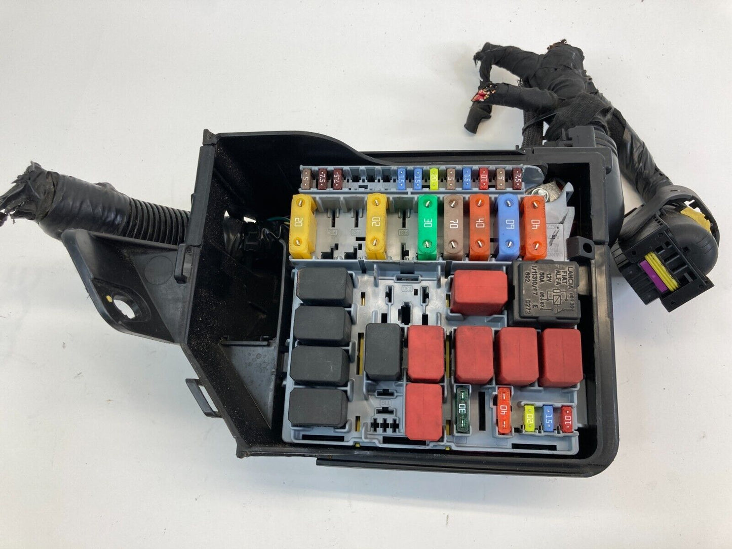 2012 2013 Fiat 500 1.4L L4 M/T Engine Compartment Fuse Box Junction OEM