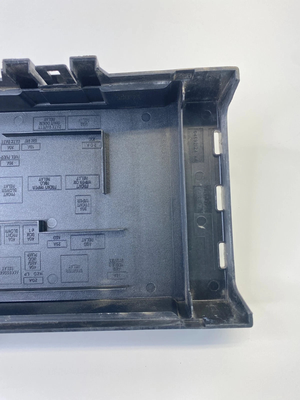 2006 2007 Chrysler Town & Country Engine Bay Mounted Fuse Box Cover 04692124AA