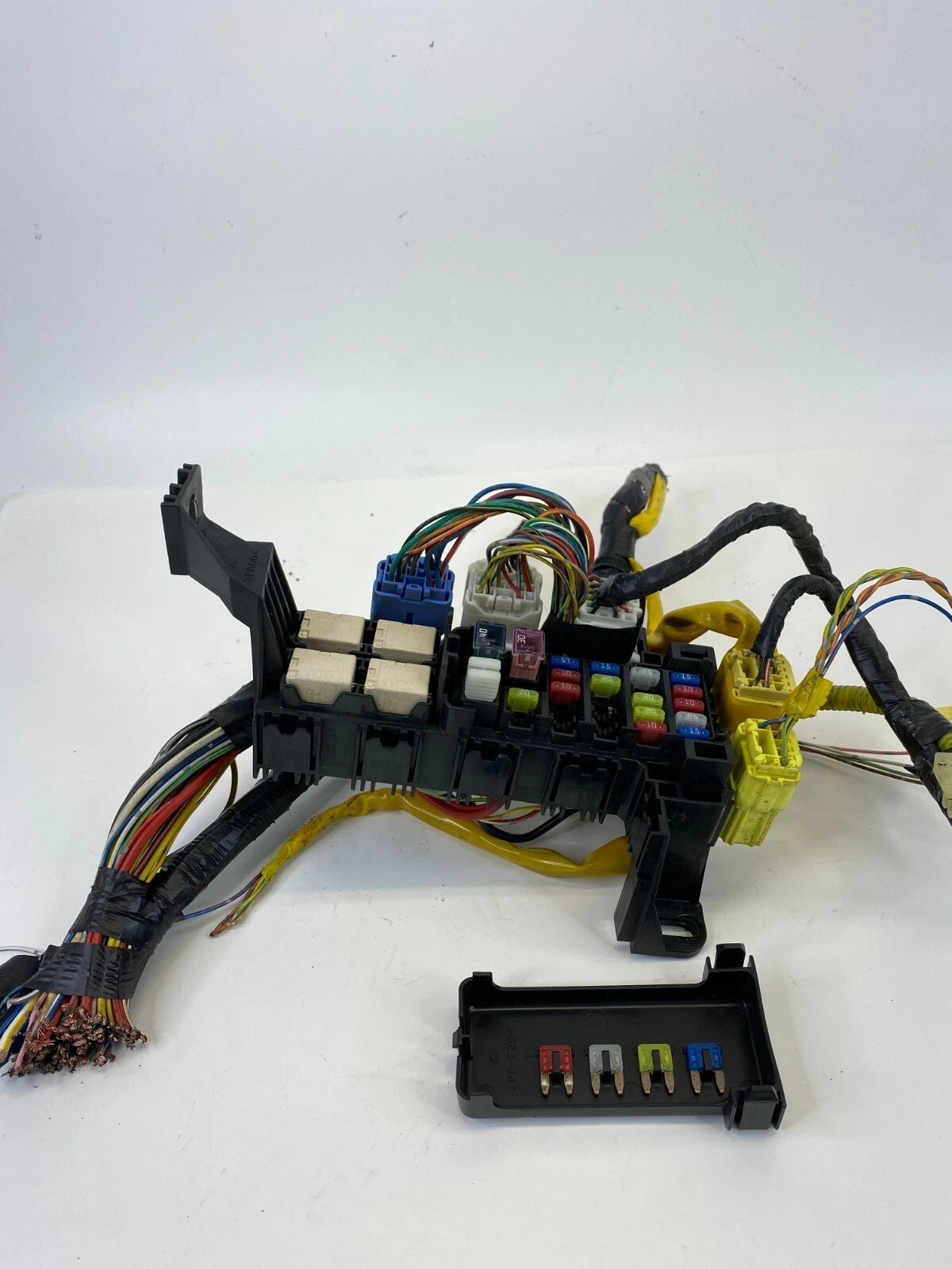 2003 2004 SUZUKI XL-7 INTERIOR UNDER DASH LEFT SIDE FUSE RELAY JUNCTION BOX OEM