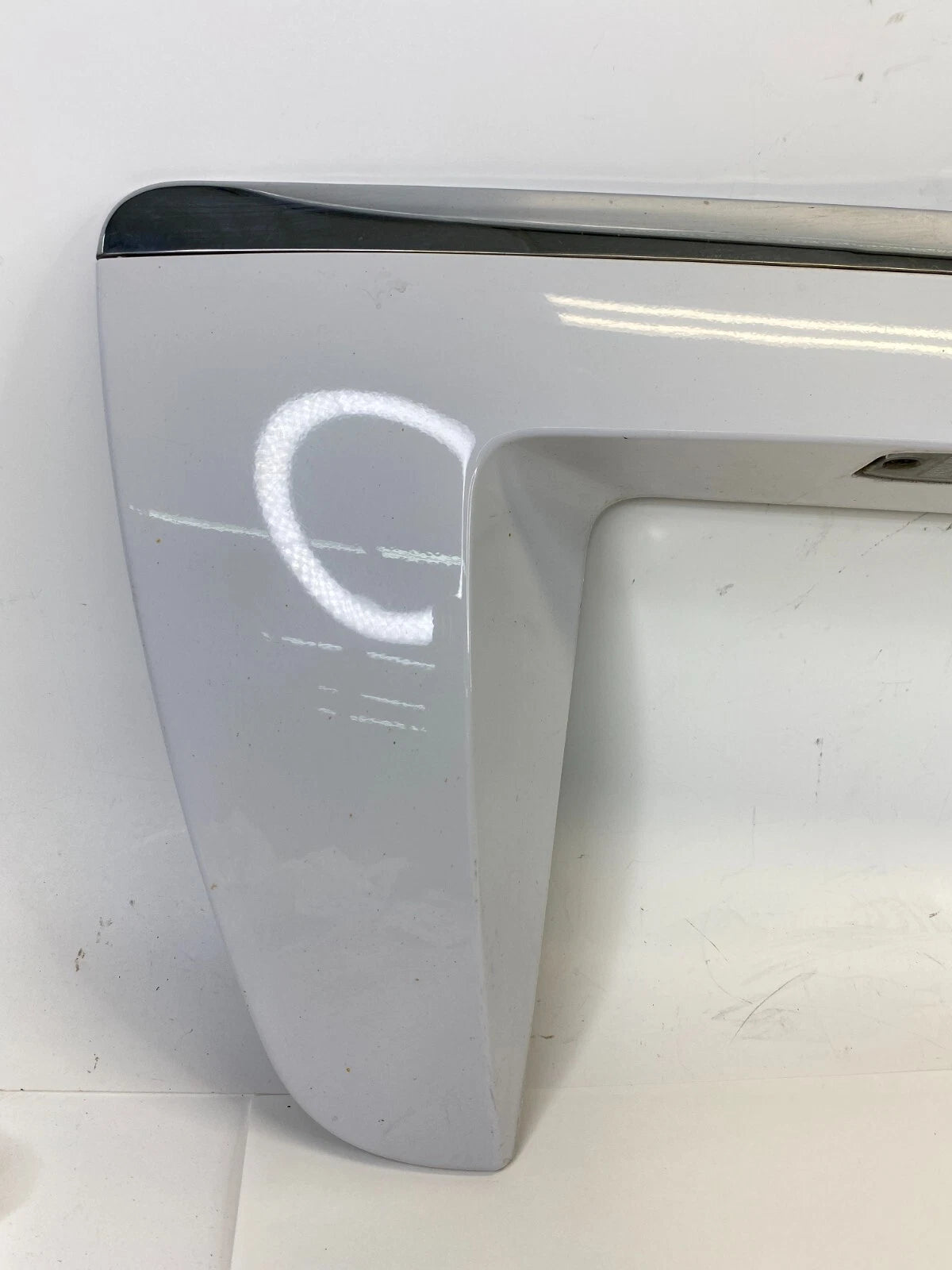 2005-2008 HYUNDAI TUCSON REAR LIFT GATE HATCH LICENSE PLATE TRIM MOLDING OEM