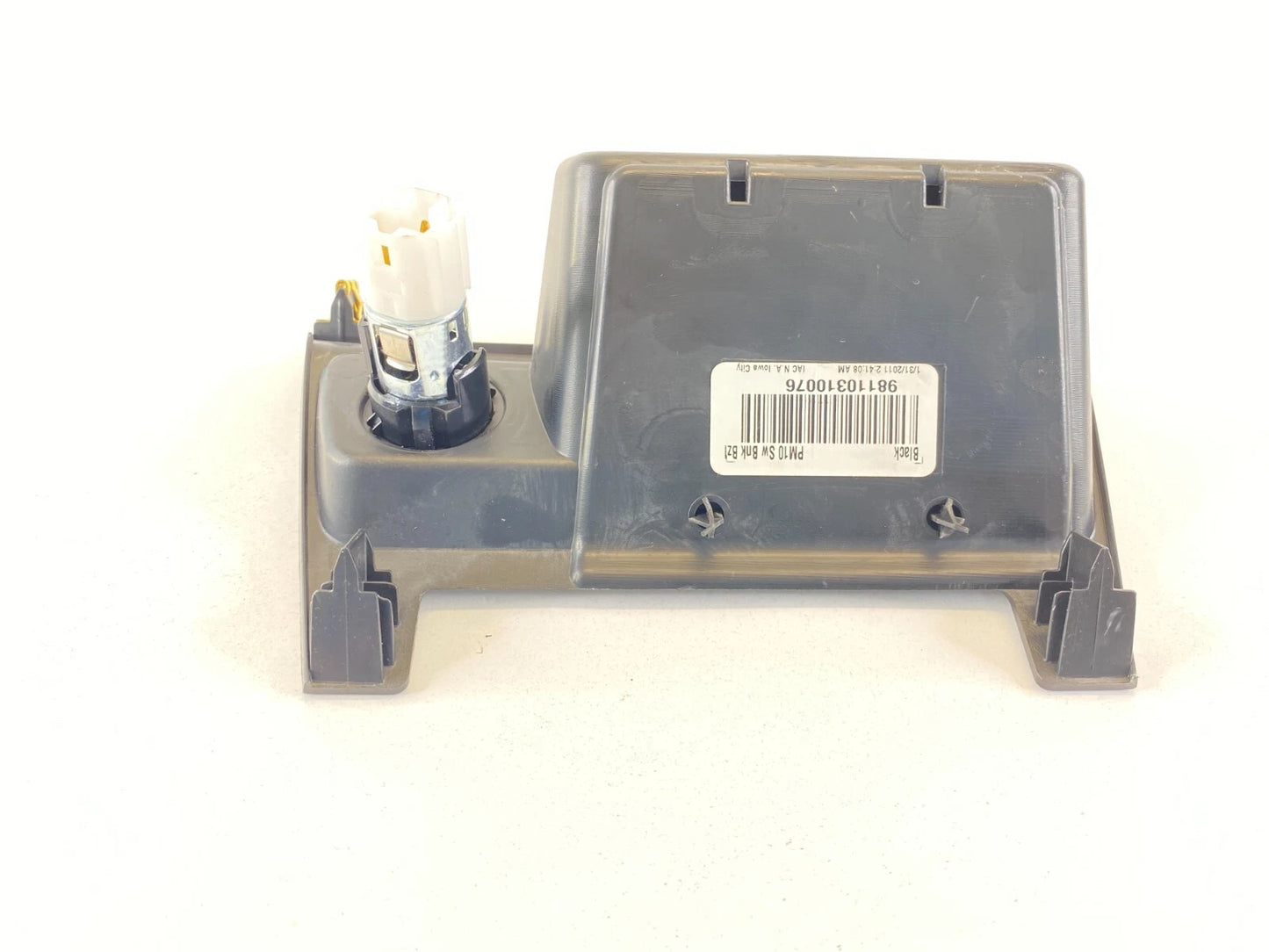 2011 11 DODGE CALIBER FRONT CENTER DASH 12V POWER OUTLET W/ BEZEL TRIM OEM