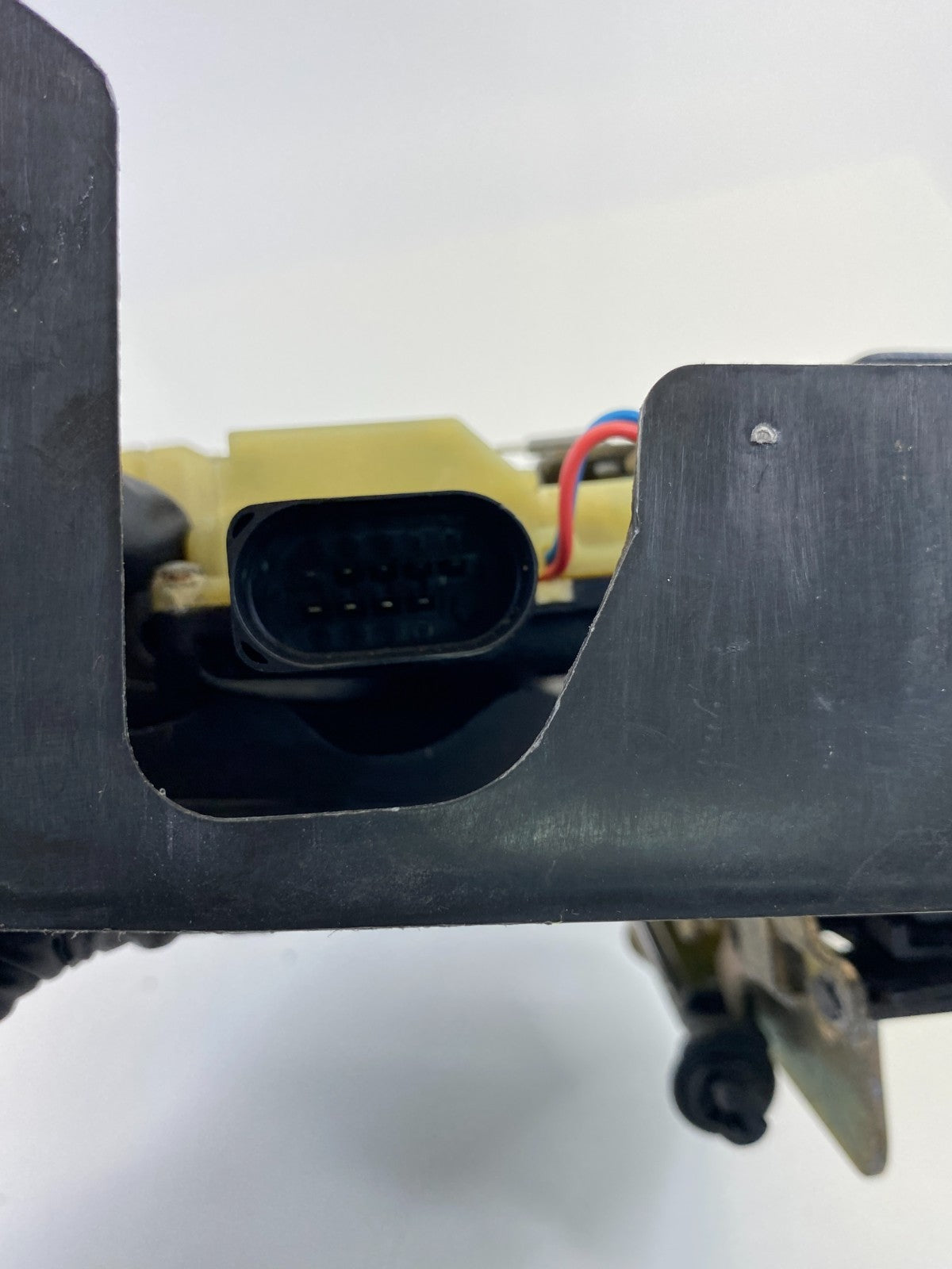 1998-2004 Audi A6 Quattro Front Right Side Door Latch Release Actuator 4B0837350