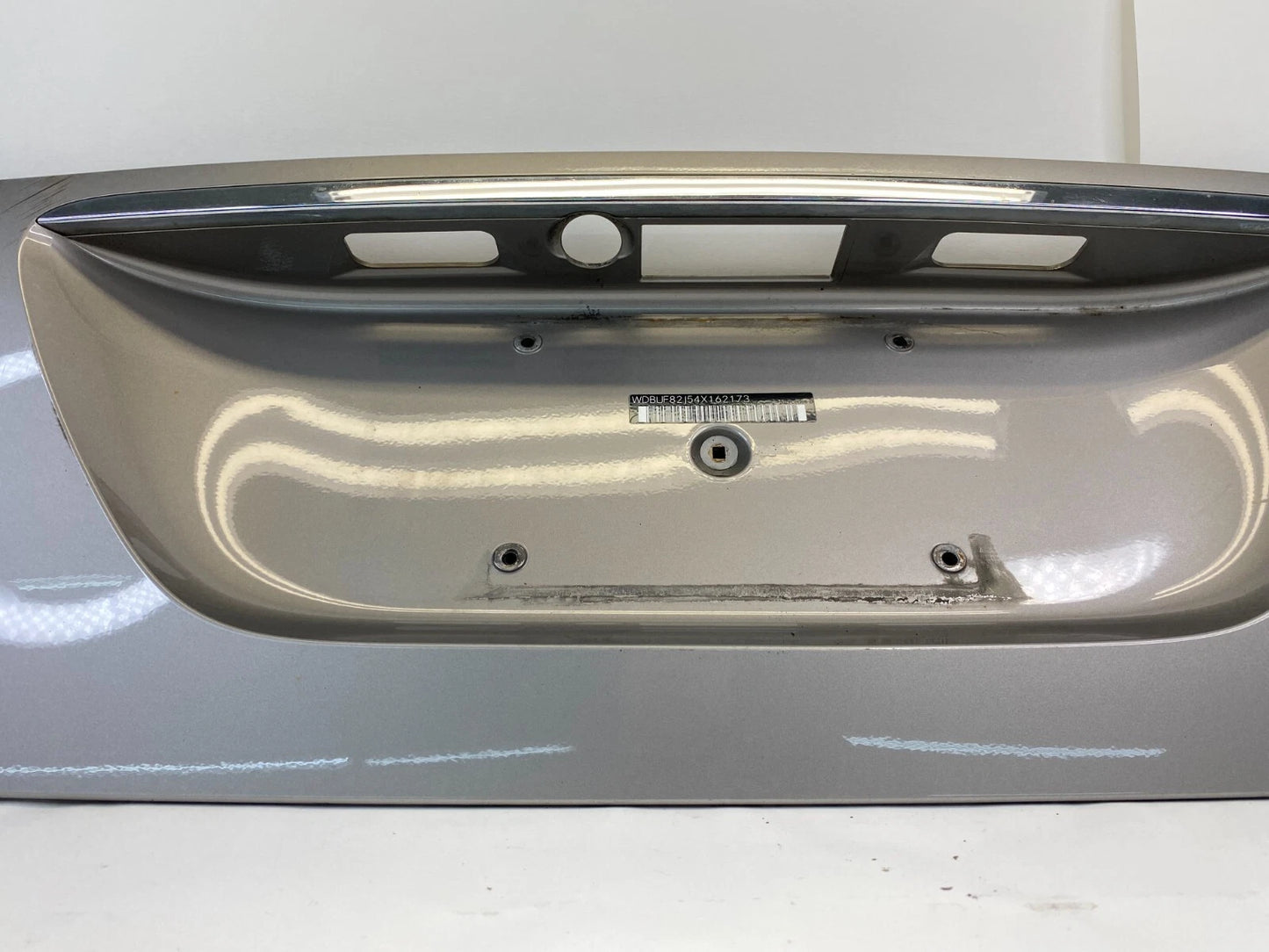 03-06 MERCEDES-BENZ E320 TRUNK LID TAILGATE LICENSE PLATE TRIM A2117500337 OEM
