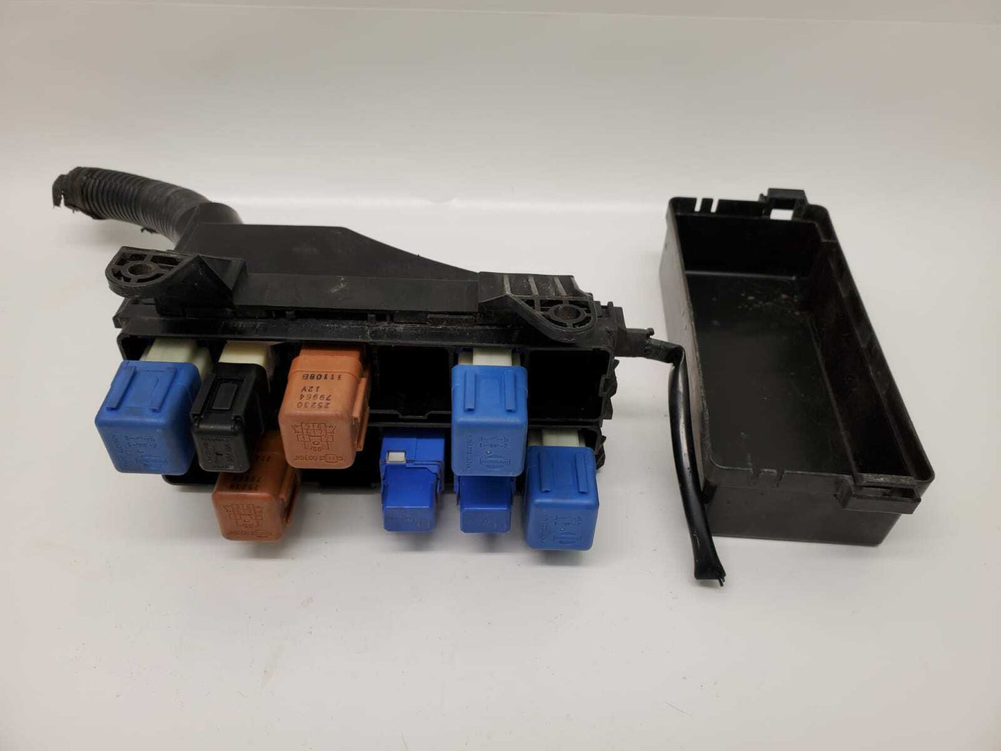 2002 2003 Nissan Maxima Under Hood Fuse Relay Box Junction Block 2Y900 D OEM