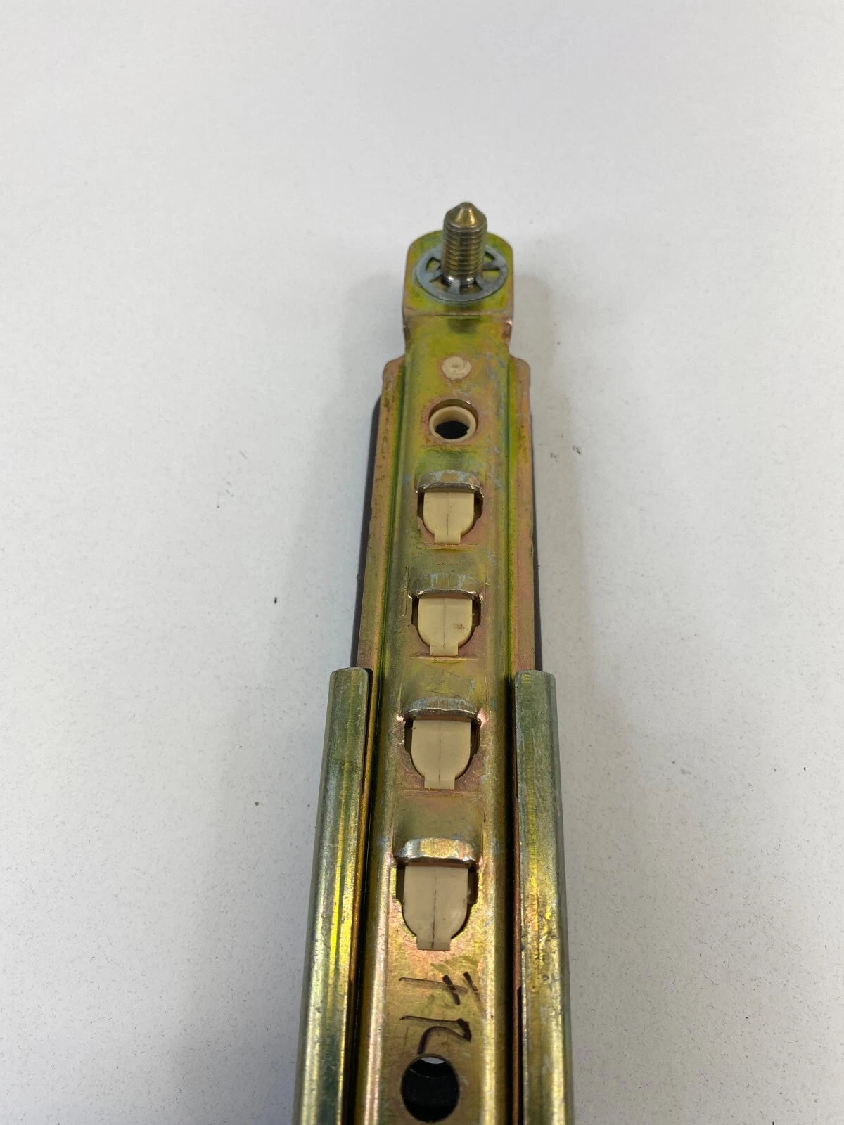 1992-1996 TOYOTA CAMRY SEDAN FRONT RIGHT PASSENGER SEAT BELT ADJUSTER FR RH
