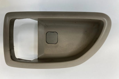 03-09 KIA SORENTO FRONT LEFT DRIVER SIDE INNER DOOR HANDLE BEZEL TRIM 826213E000