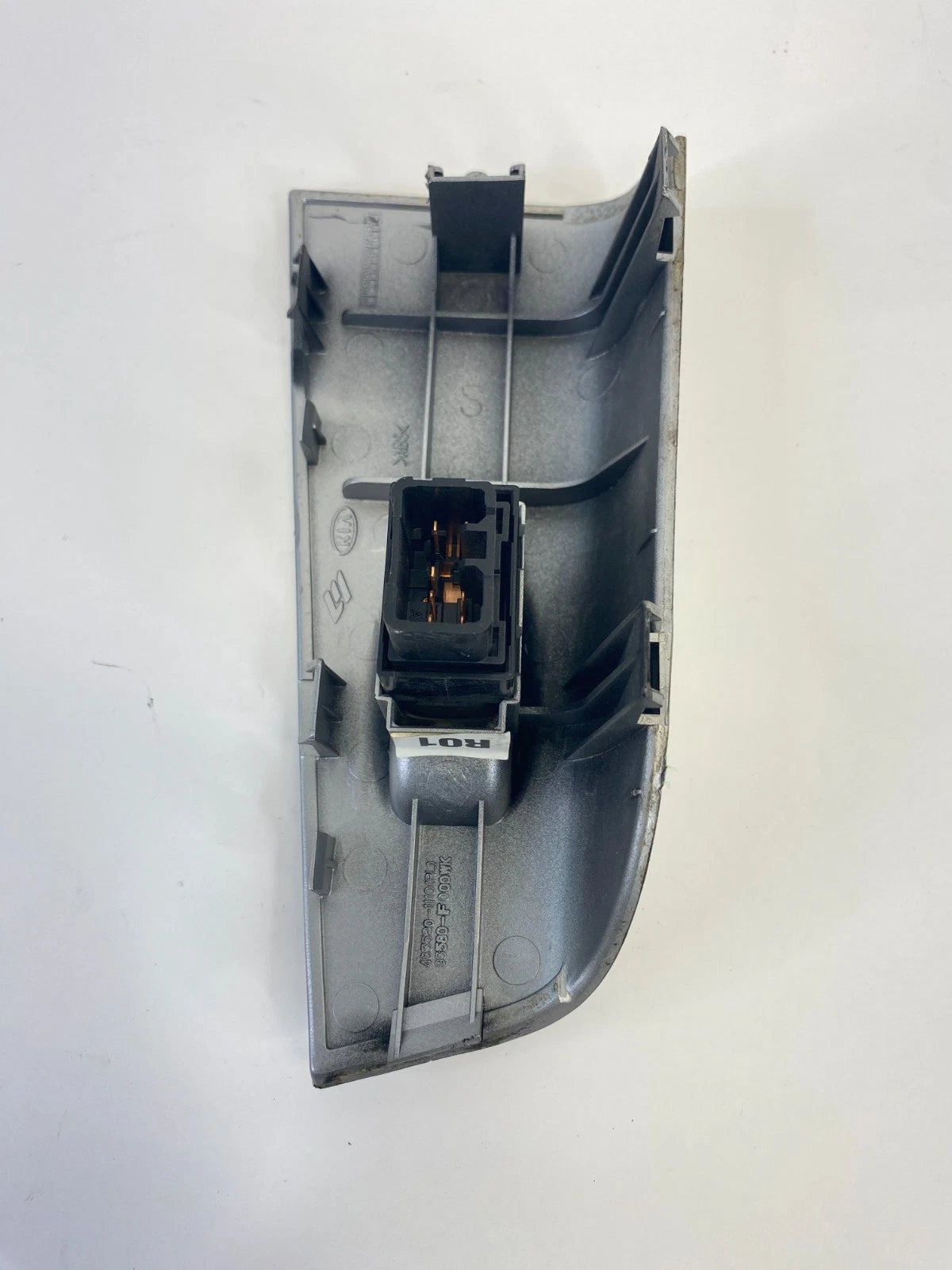 05 06 07 08 09 10 KIA SPORTAGE REAR LEFT DOOR WINDOW SWITCH BEZEL 935801F000 OEM