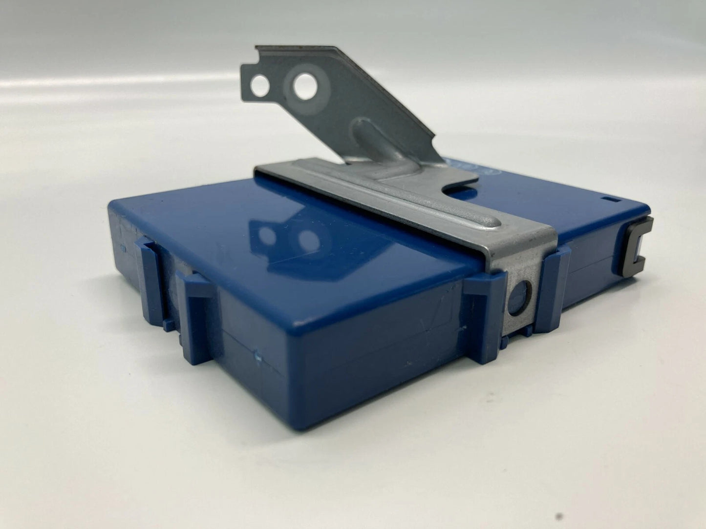 2004 2005 2006 TOYOTA PRIUS NETWORK GATEWAY COMPUTER CONTROL MODULE 89111-47030