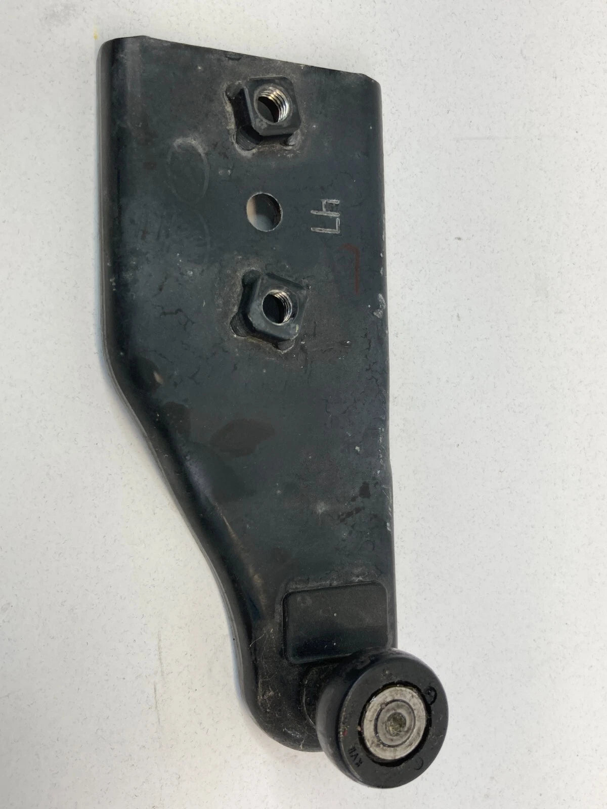 2006-2014 KIA SEDONA REAR LEFT SLIDING DOOR LOWER STRIKER HOLDER ROLLER OEM