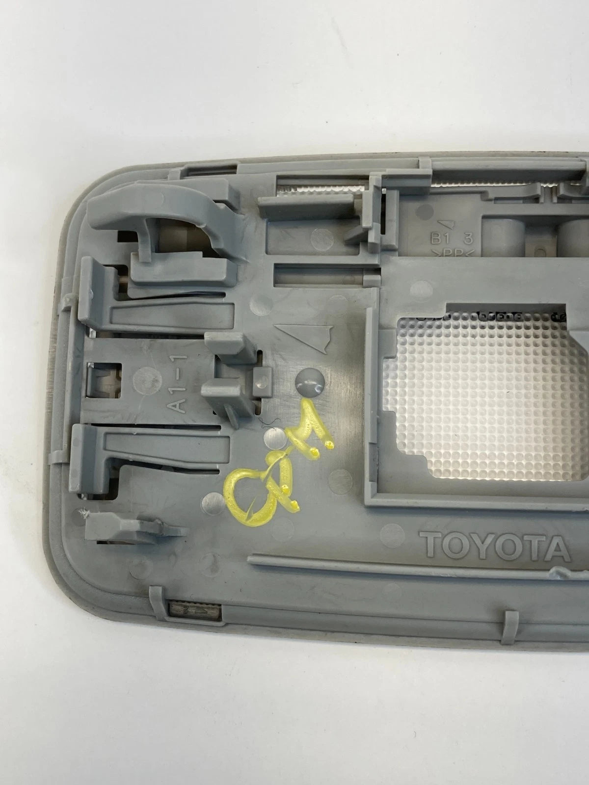 2009-2013 TOYOTA MATRIX REAR OVERHEAD CONSOLE DOME LIGHT MAP LAMP OEM
