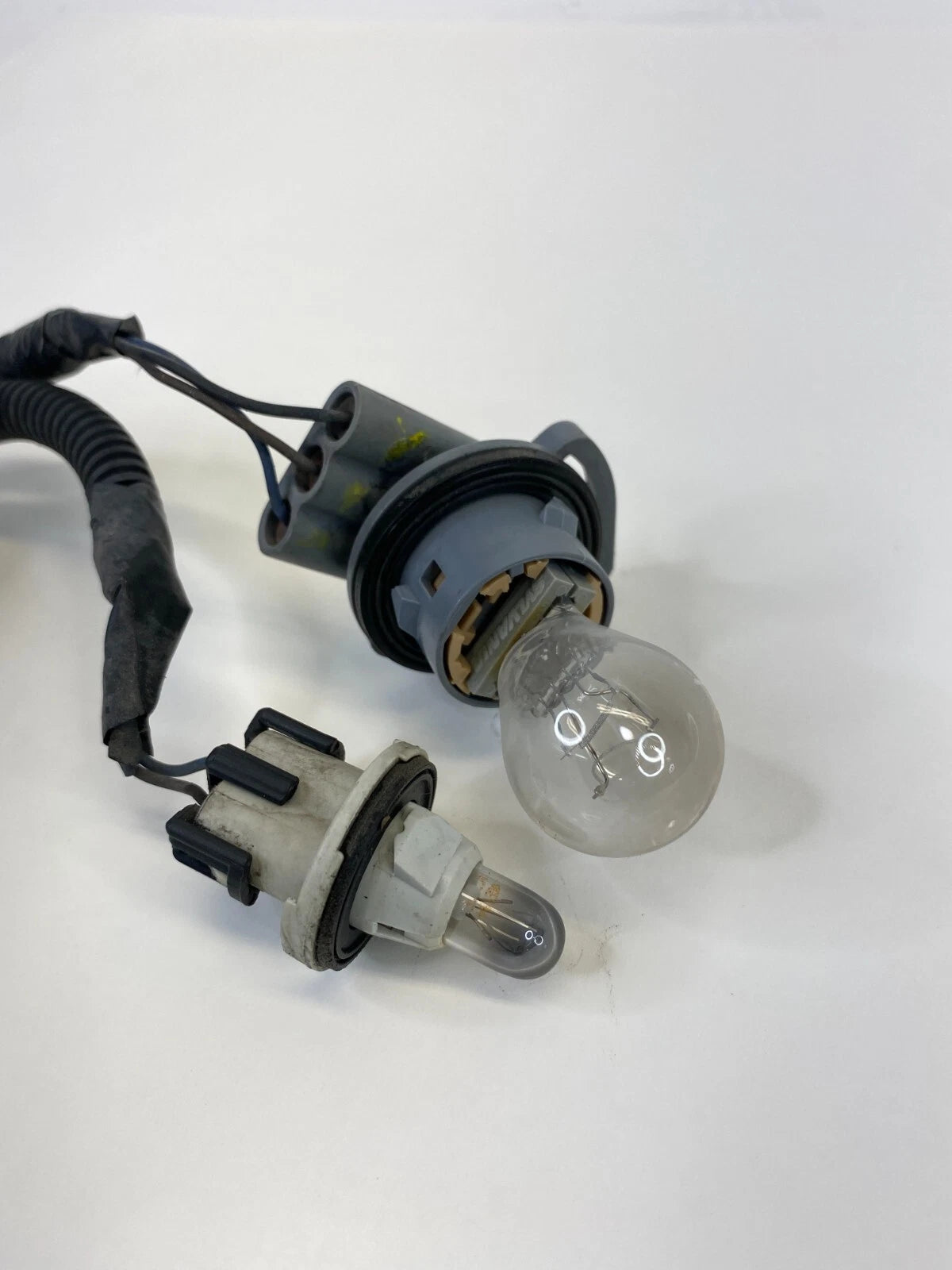 2002-2009 GMC ENVOY FRONT HEADLIGHT BULBS SOCKET WIRE HARNESS CONNECTOR PLUG