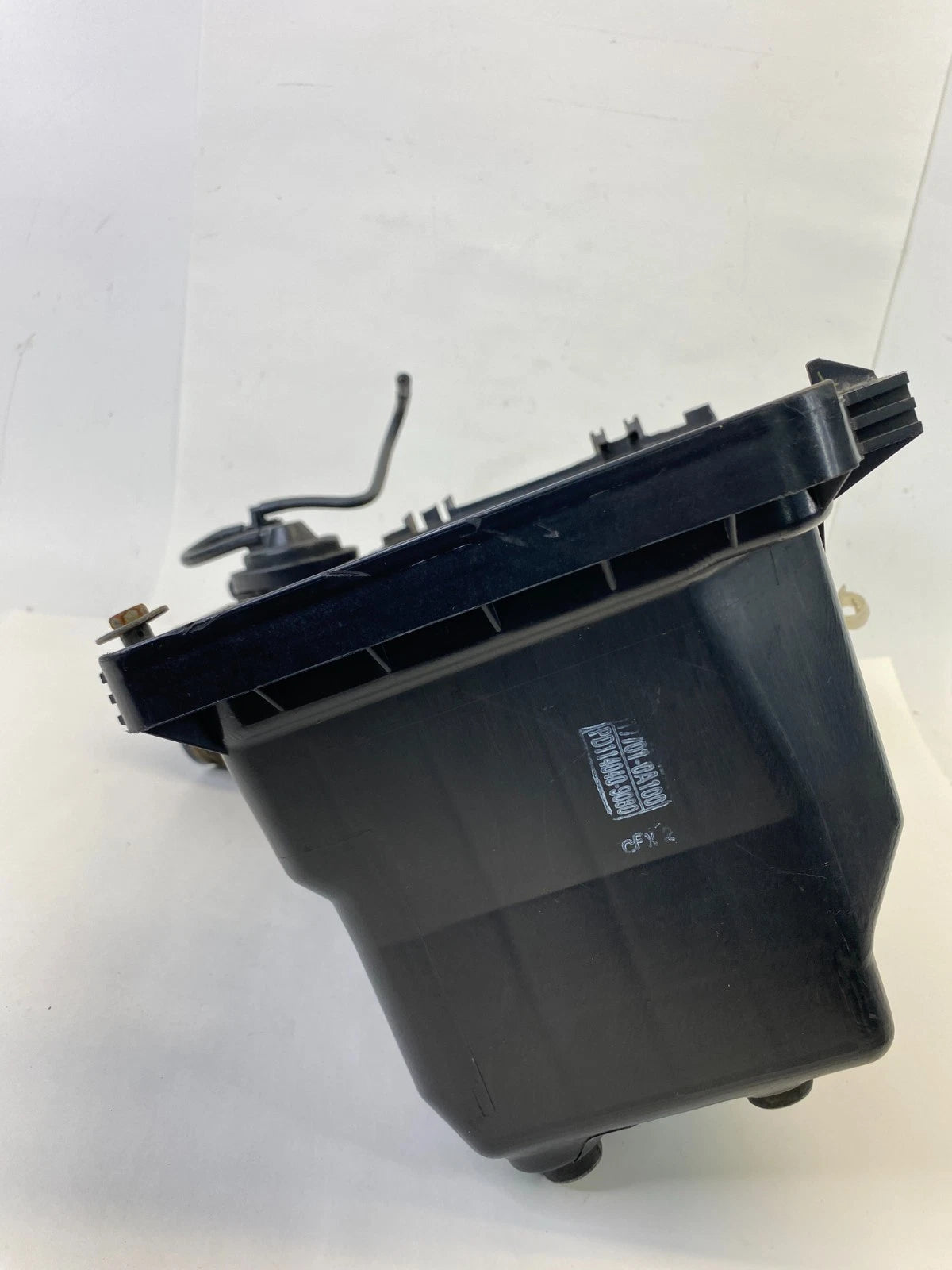 05 06 TOYOTA SIENNA 3.3L AIR CLEANER BOX LOWER HOUSING COVER 17701-0A100 OEM
