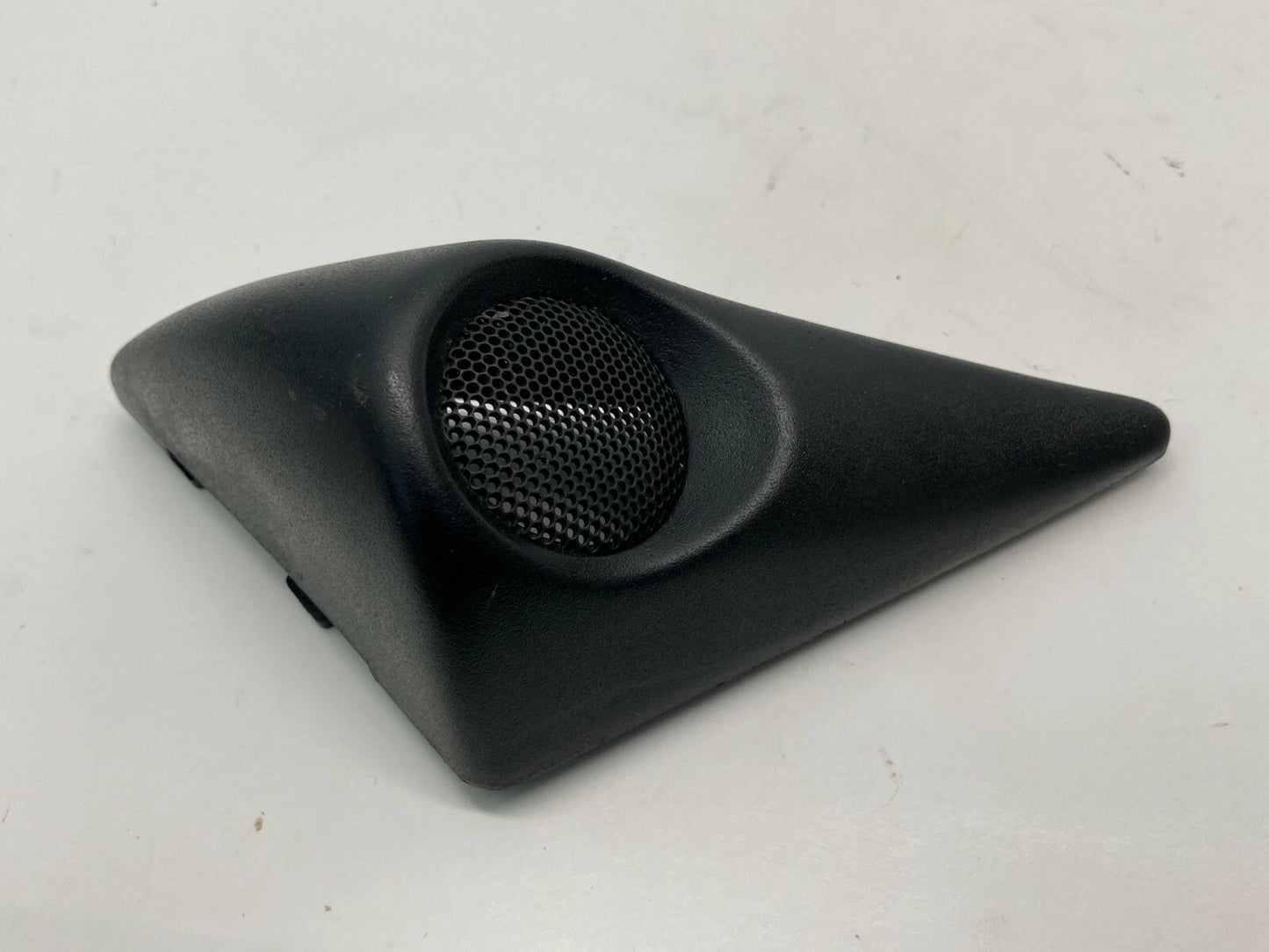 1997-2003 MITSUBISHI DIAMANTE FRONT RIGHT PASSENGER INNER TWEETER SPEAKER COVER
